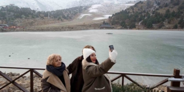 Ardıçlı Gölü buzla kaplandı