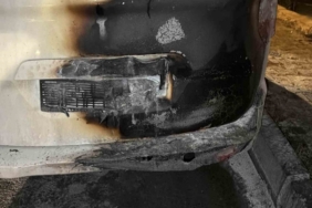 Arnavutköy’de park halindeki otomobil alev aldı: 2 araç kullanılamaz hale geldi