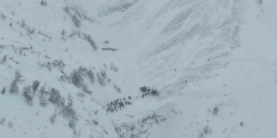 Artvin’de çığ altında kalan çobanları arama çalışmaları havadan görüntülendi