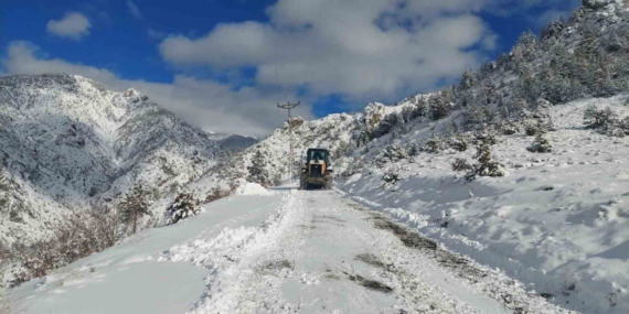 Artvin’de kar yağışı nedeniyle 34 köy yolu ulaşıma kapandı