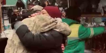 Askerde sandığı oğlunu karşısında gören anne duygulandı