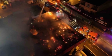 Ataşehir’de iki katlı binanın çatısında yangın