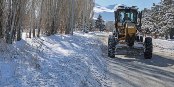 Atatürk Üniversitesi kampüsünde kar temizleme çalışmaları aralıksız sürüyor
