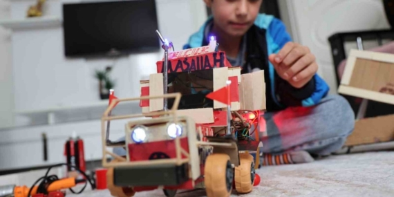 Atık malzemeler ve harçlığıyla traktör maketi üreten Selçuk, Selçuk Bayraktar’ı örnek alıyor