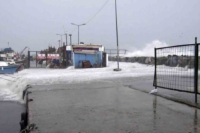 Avcılar’da metrelerce yükselen dalgalar mendireği böyle aştı
