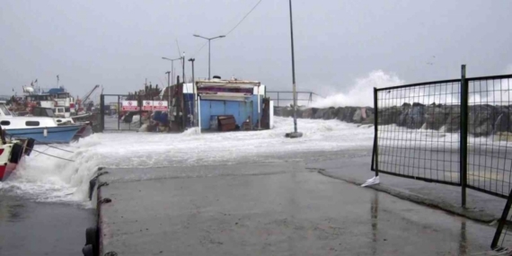 Avcılar’da metrelerce yükselen dalgalar mendireği böyle aştı