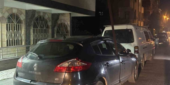 Avcılar’da şiddetli rüzgarda kopan 6 metrelik demir çubuk otomobile saplandı