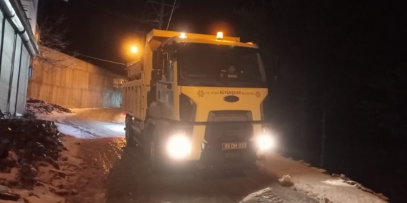 Aydın Büyükşehir Belediyesi ekiplerinden kar mesaisi