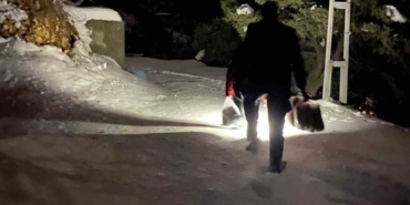 Bağ evinde mahsur kalan aileye itfaiyeden erzak desteği