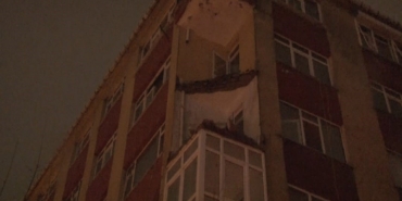 Bahçelievler’de daha önce boşaltılan binanın balkonu sağanak sonrası çöktü