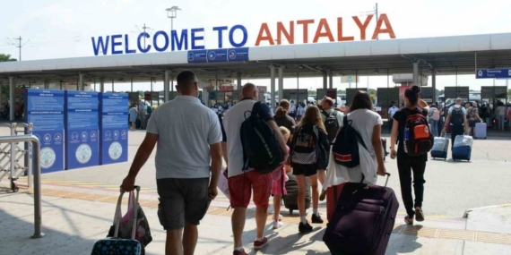 Bakan Ersoy: "Antalya, 2025 yılında 17 milyon 122 bin 548 ziyaretçiyi ağırladı"