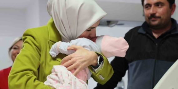 Bakan Göktaş, yeni doğan bebekler ve ailelerini ziyaret etti