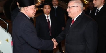 Bakan Güler, Türkiye’ye gelen Malezya Başbakanı İbrahim’i havaalanında karşıladı