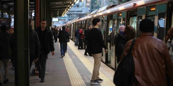 Bakan Uraloğlu: "2025 yılında yüksek hızlı, anahat, bölgesel ve kent içi hatlarda yaklaşık 283 milyon yolcumuza konforlu ve güvenli ulaşım imkânı sağladık"