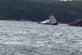 Balıkesir’de fırtına nedeniyle 25 metrelik feribot koya sürüklenerek karaya oturdu