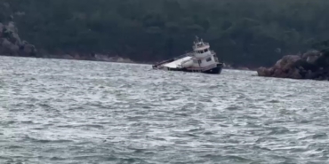 Balıkesir’de fırtına nedeniyle 25 metrelik feribot koya sürüklenerek karaya oturdu
