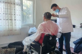 Balıkesir’de ’yakın berber’ uygulaması: İlçe ilçe dolaşarak hizmete devam ediyor