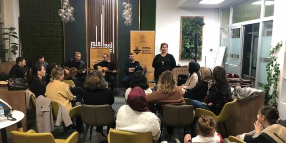 Balıkesirli öğretmenler hem çaldı, hem söyledi