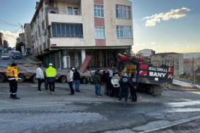 Başakşehir’de binaya saplanan vincin çıkartılma çalışmaları 5 saattir devam ediyor