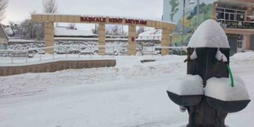 Başkale kara gömüldü, 88 yerleşim yerinin yolu kapandı