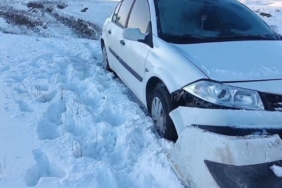 Başkale’de otomobil şarampole düştü