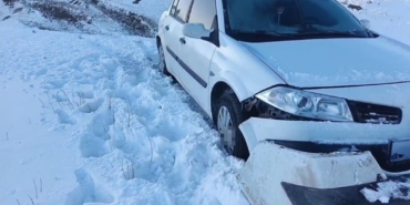 Başkale’de otomobil şarampole düştü