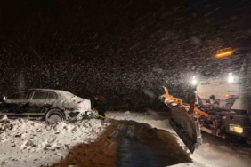 Başkale’de yoldan çıkan otomobil kara saplandı