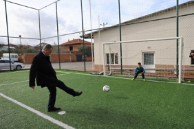 Başkan Balaban maç yapan çocukların eğlencesine ortak oldu