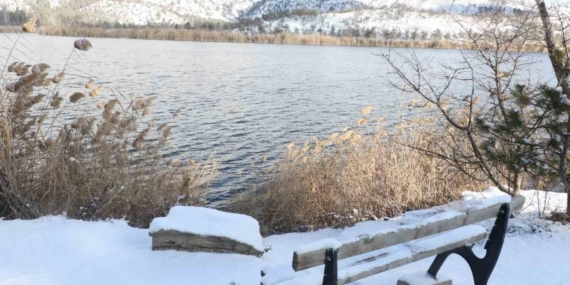 Başkentte etkili olan kar yağışı Eymir Gölü’nde kartpostallık görüntüler oluşturdu