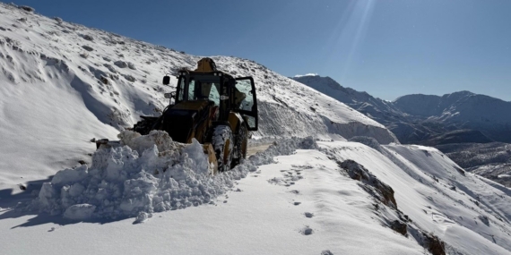 Batman kırsalında kar kalınlığı 1 metreyi aştı, yollar kapandı