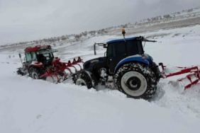 Batman kırsalında yollar kapandı, traktörler kara saplandı