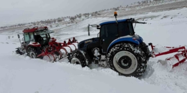 Batman kırsalında yollar kapandı, traktörler kara saplandı