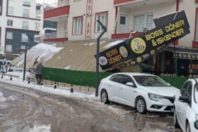 Batman’da kar nedeniyle iş yerlerin sundurması çöktü