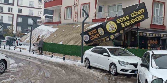 Batman’da kar nedeniyle iş yerlerin sundurması çöktü