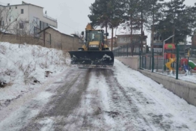 Battalgazi Belediyesi’nden okul bahçelerinde kar temizliği