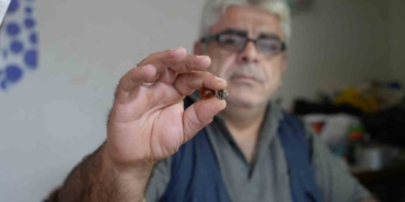 Bayburtlu kehribar ustası işlediği taşta milyonlarca yıllık böcek fosili buldu