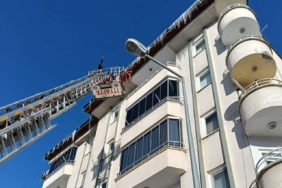 Bayburt’ta buz sarkıtları temizleniyor