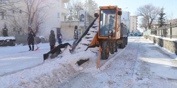 Belediye Ekipleri’nden hummalı kar temizliği çalışması