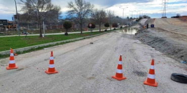 Belediye su tahliyesi yerine yolu kapattı, yapım aşamasındaki yolu açtı