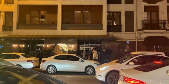 Beşiktaş’ta bir otele jandarma ekipleri tarafından gece saatlerinde operasyon düzenlendi. Ekiplerin çalışmaları sürüyor.