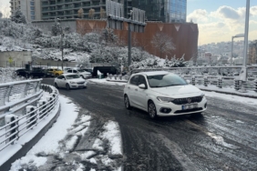 Beşiktaş’ta kar yağışı nedeniyle araç yolda kaldı