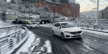 Beşiktaş’ta kar yağışı nedeniyle araç yolda kaldı