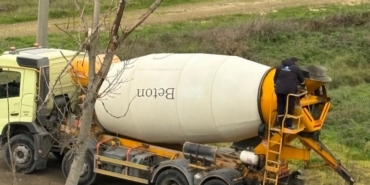 Beton mikseri boş araziye atık döktü iddiası
