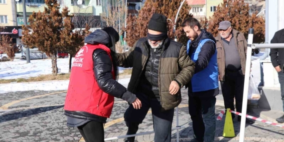 Beyaz bastonlarla engelleri aşmaya çalıştılar