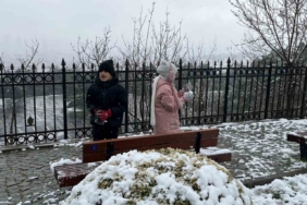Beyaza bürünen Çamlıca’da kar topu savaşı görenleri gülümsetti