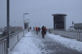Beylikdüzü metrobüst üst geçidi karla kaplandı