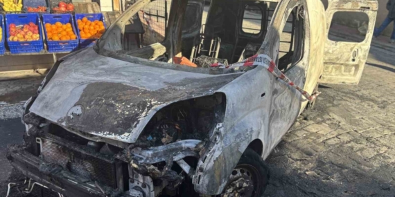 Beyoğlu’nda alev alev yanan araç küle döndü, yangın markete sıçradı