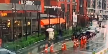 Beyoğlu’nda bir kadın fırtınada devrilen tabelanın altında kaldı