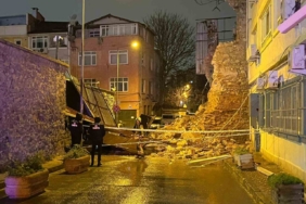 Beyoğlu’nda tarihi metruk binanın duvarı böyle yıkıldı