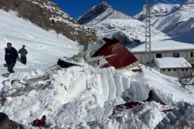 Beytüşşebap’ta çığ altında kalan ev ve araba çıkartıldı